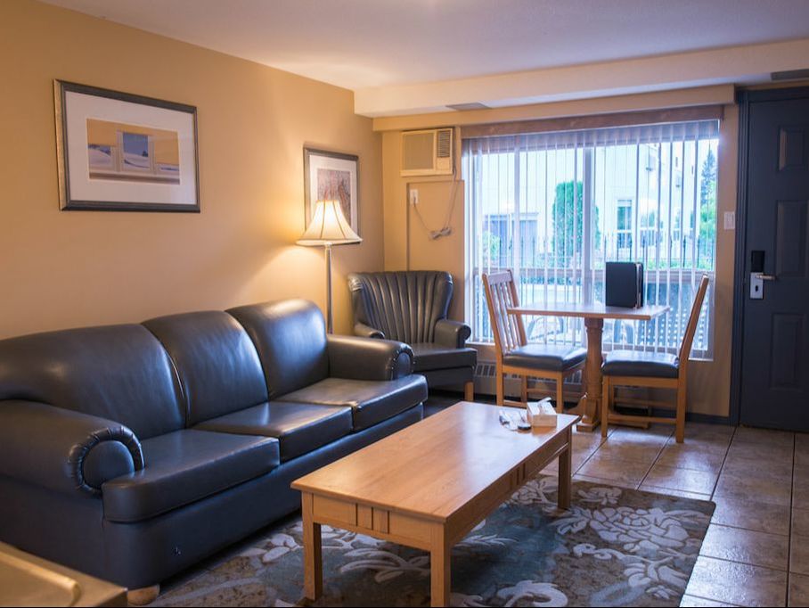 Hilltop Inn Salmon Arm Family Suite with Pool View